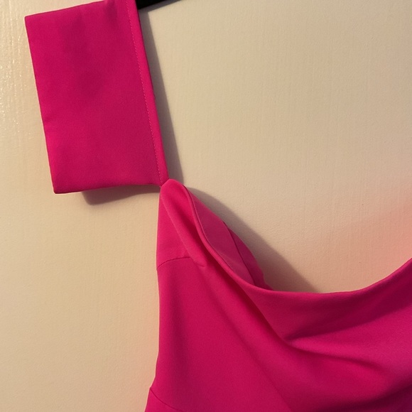 ⭐️ NWOT Lucy Paris Off The Shoulder Midi DressIn Brilliant Fuchsia Size XS - Picture 5 of 7